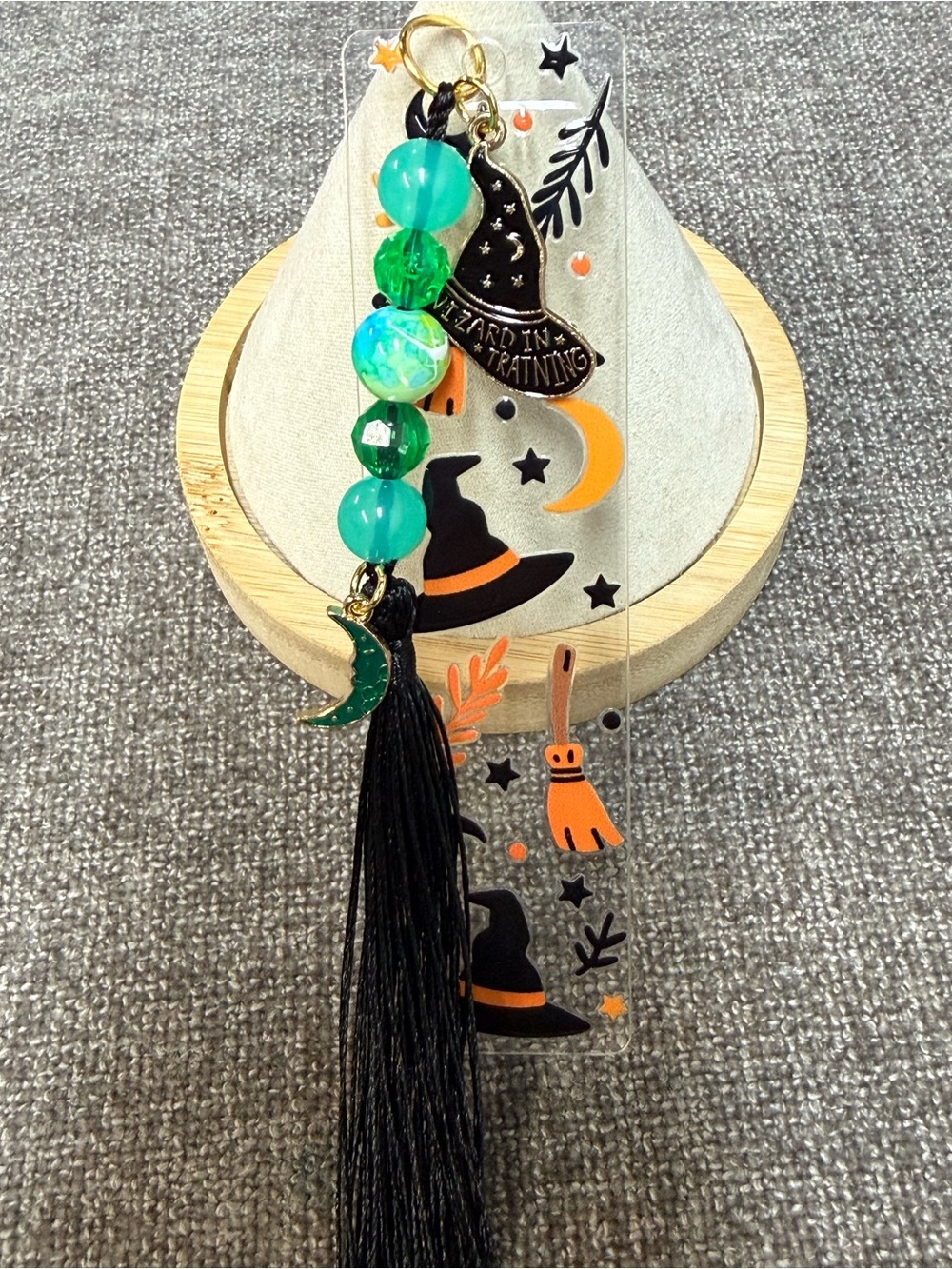 🧙🏻‍♀️Acrylic bookmark “Witch Hats” design, beads and 2 Charms.NWOT(Size small )